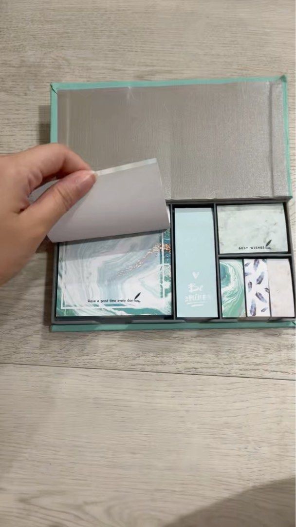 Post-it Notes Set (Category: Stationery & School Supplies) located in Singapore. Submitted by belleolw (Listing ID 1376101062, Image 2). Description: Whole set for $6, very good deal.