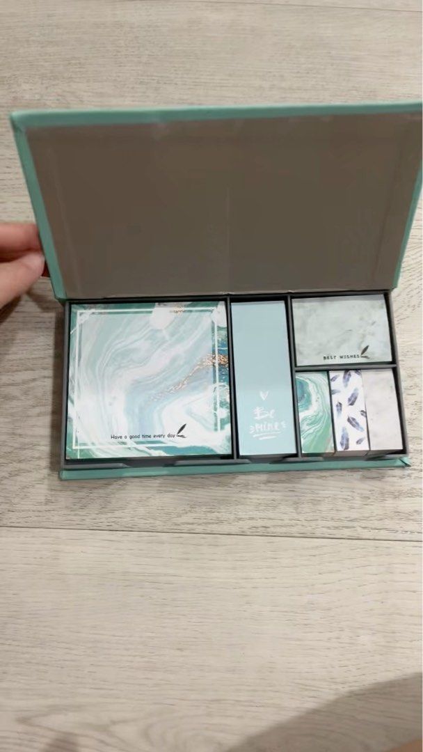 Post-it Notes Set (Category: Stationery & School Supplies) located in Singapore. Submitted by belleolw (Listing ID 1376101062, Image 1). Description: Whole set for $6, very good deal.