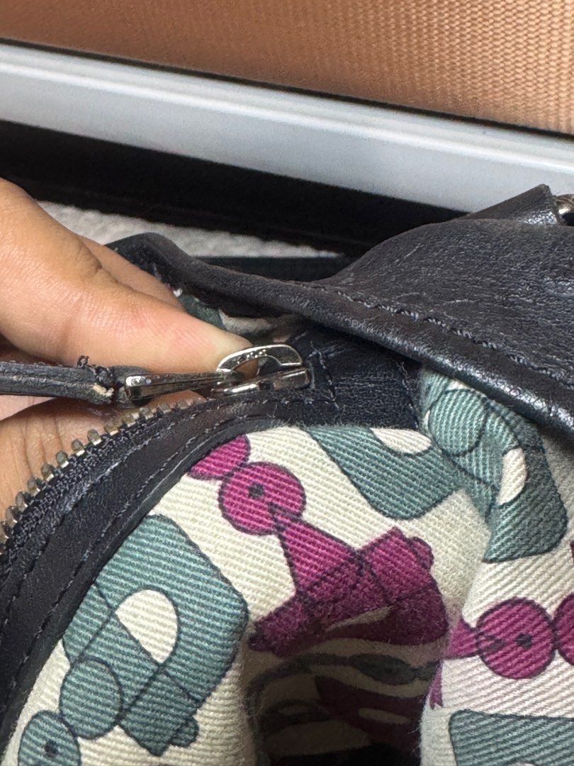 Preloved Gucci black leather tote bag (Category: Luxury Bags & Wallets) located in Manila. Submitted by nylan1227 (Listing ID 1376157518, Image 2). Description: Real leather.