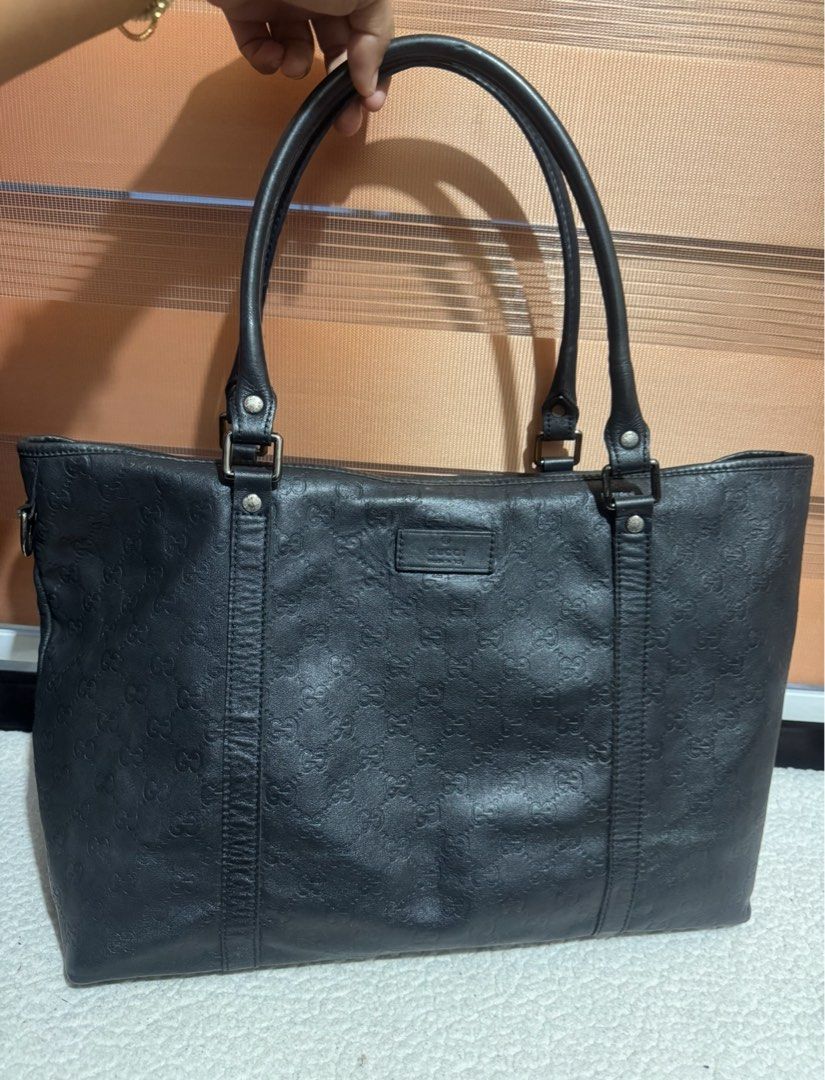 Preloved Gucci black leather tote bag (Category: Luxury Bags & Wallets) located in Manila. Submitted by nylan1227 (Listing ID 1376157518, Image 1). Description: Real leather.