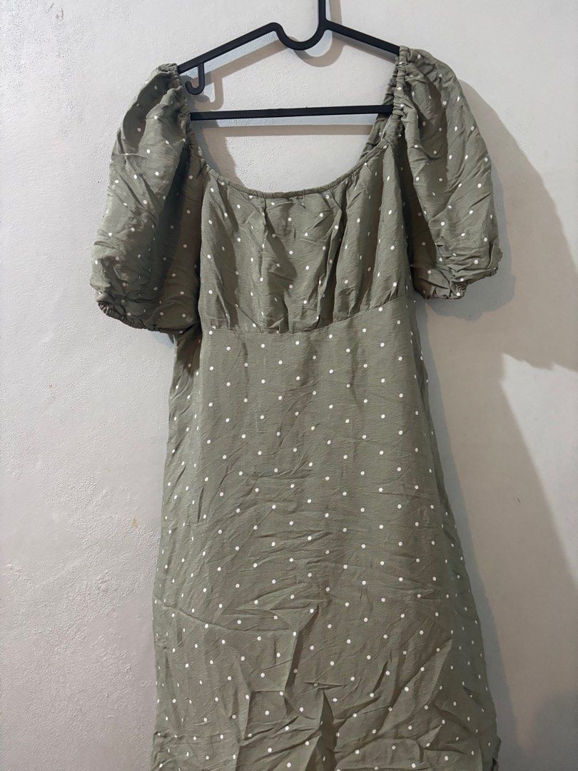 Puff sleeve polka dot dress (Category: Dresses) located in Cainta. Submitted by rey0325 (Listing ID 1376180603, Image 2). Description: Fit to large to semi xl .