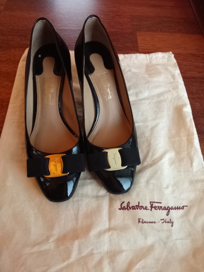 Salvatore Ferragamo Vara bow heels sz 6c