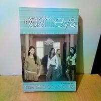 The ashleys ( there's a new name on school) - Melissa de la Cruz, Buku