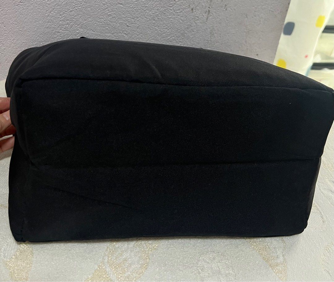 UNIQLO Thermal Bag (Category: Gift Baskets & Hampers) located in Taguig. Submitted by vanillapink57 (Listing ID 1376071007, Image 3). Description: Size :18”x 13” x 6 1/2”.