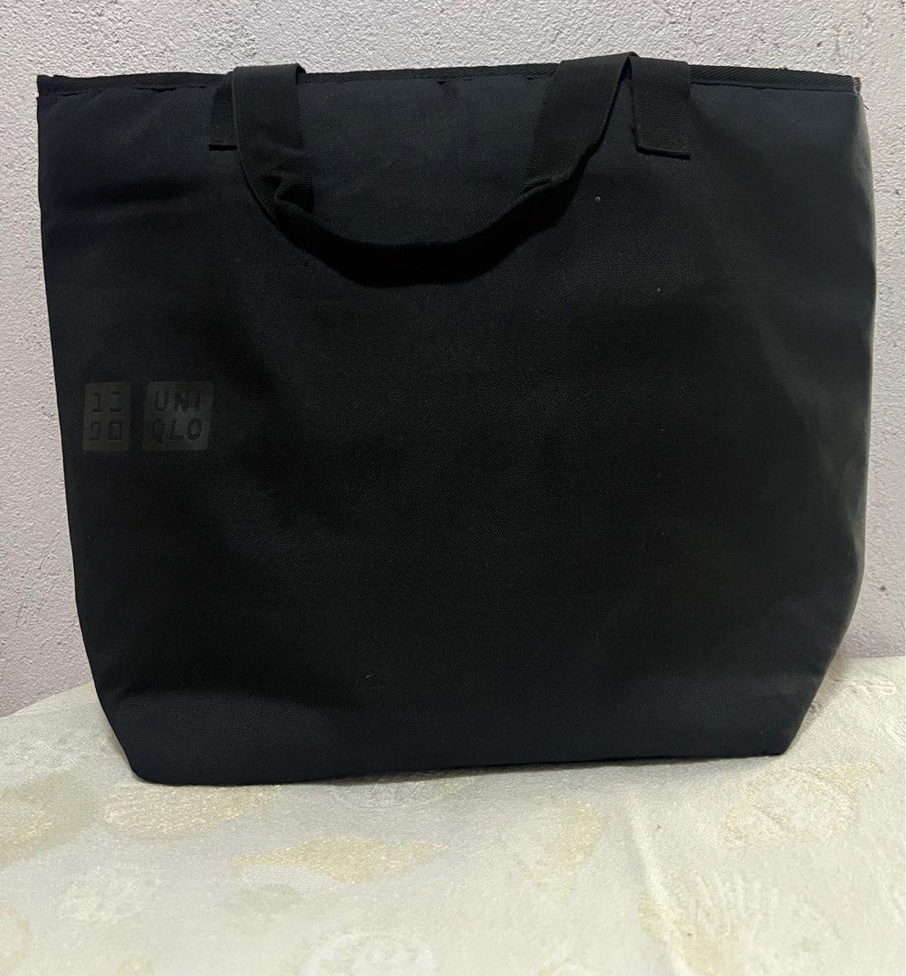 UNIQLO Thermal Bag (Category: Gift Baskets & Hampers) located in Taguig. Submitted by vanillapink57 (Listing ID 1376071007, Image 1). Description: Size :18”x 13” x 6 1/2”.