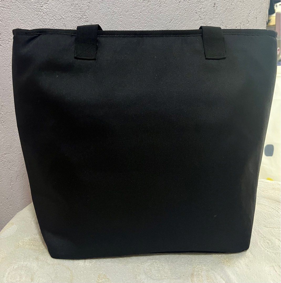 UNIQLO Thermal Bag (Category: Gift Baskets & Hampers) located in Taguig. Submitted by vanillapink57 (Listing ID 1376071007, Image 2). Description: Size :18”x 13” x 6 1/2”.