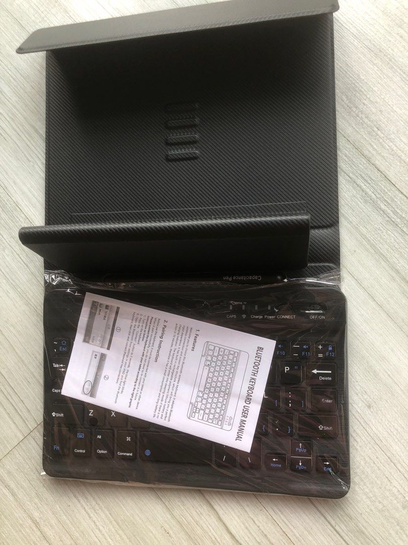 Wireless Bluetooth Keyboard (Category: Computer Keyboard) located in Singapore. Submitted by thamhock1 (Listing ID 1376052955, Image 3). Description: 15 X10 cm, Come with capacitance pen. .