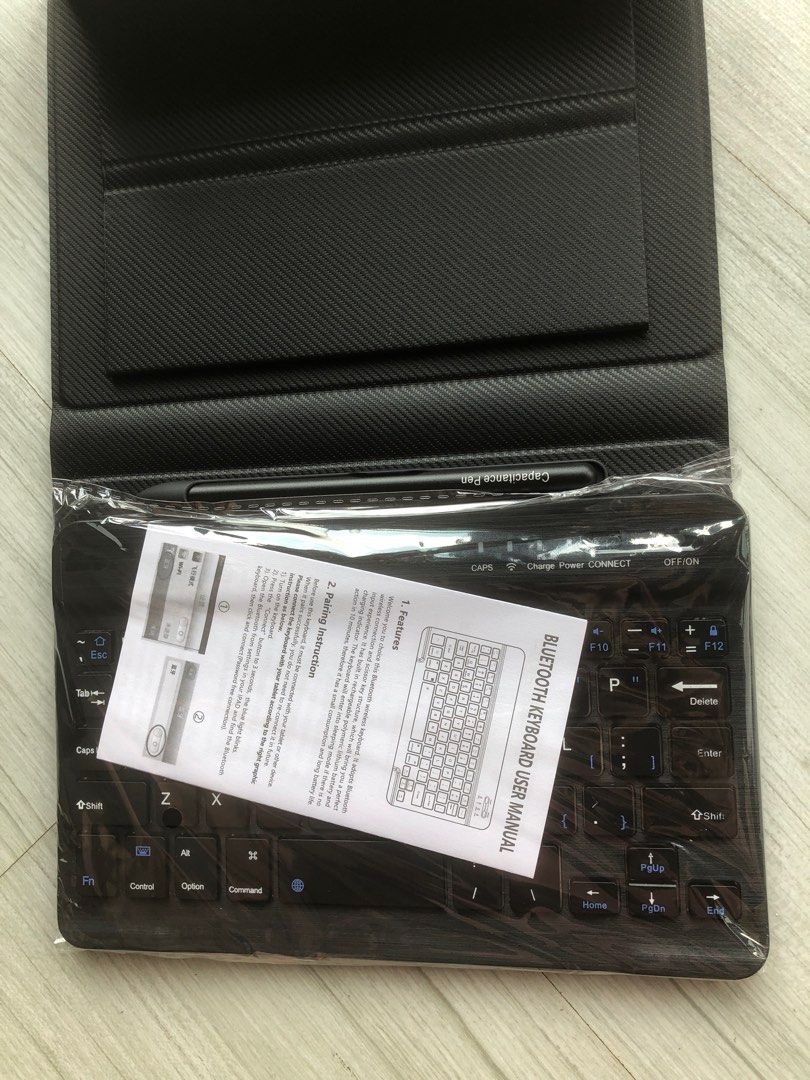 Wireless Bluetooth Keyboard (Category: Computer Keyboard) located in Singapore. Submitted by thamhock1 (Listing ID 1376052955, Image 2). Description: 15 X10 cm, Come with capacitance pen. .