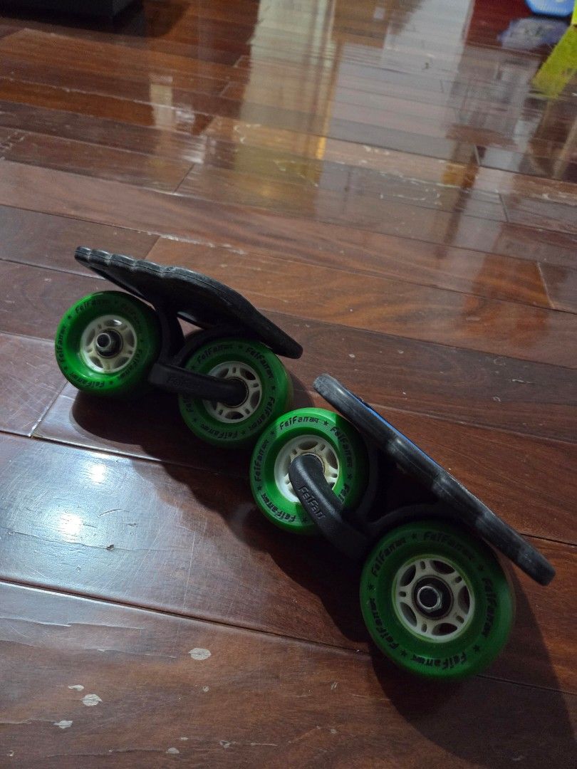 由 bbgs10 (刊登 ID 1376256642，圖片 2) 提交，位於 新北市 (New Taipei) 的 飄逸雙板 (類別：其他運動配件)，說明：很少用 因為不會溜 有盒有工具。