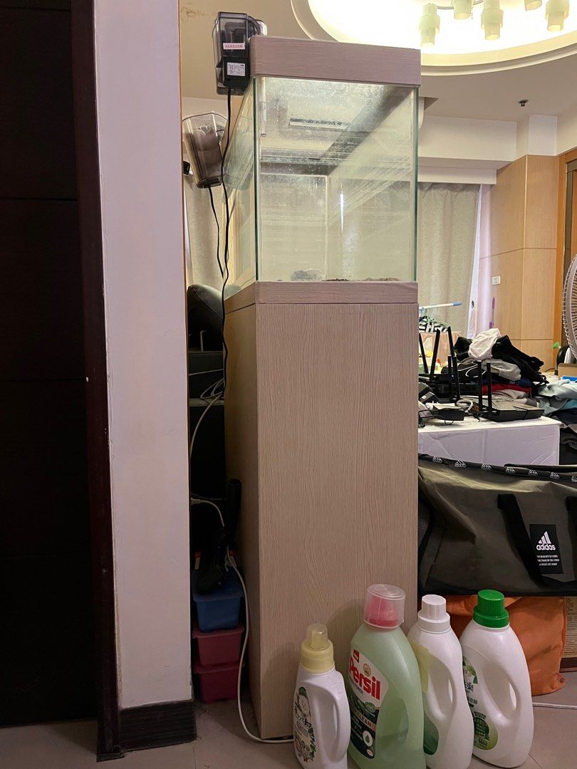 由 dora585879113 (刊登 ID 1376336313，圖片 2) 提交，位於 台北市 (Taipei) 的 魚缸加櫃子 (類別：寵物及其他)，說明：63*31*128實際使用時間不長，上一次洗的時候上面水垢都還能輕易清掉，櫃子沒有明顯刮痕。。