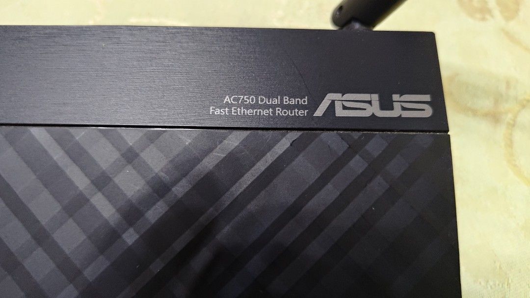 由 chenlijon15846 (刊登 ID 1376287700，圖片 2) 提交，位於 台北市 (Taipei) 的 網路分享器 ASUS Ac750 dual Band 二手便宜賣出 (類別：Wifi及上網相關產品)，說明：使用多年（大概有三四年了） 但 幾乎都是輕度使用 拿來連結電腦與QNAP NAS , 連網際網路都沒有使用(家人改用手機分享連網) 整體穩定度都還算不錯 適合給在寢室內架wifi的朋友使用 該機器也能透過android手機分享4G/5G來連接到分享器（透過後面的USB) 期待有緣人。