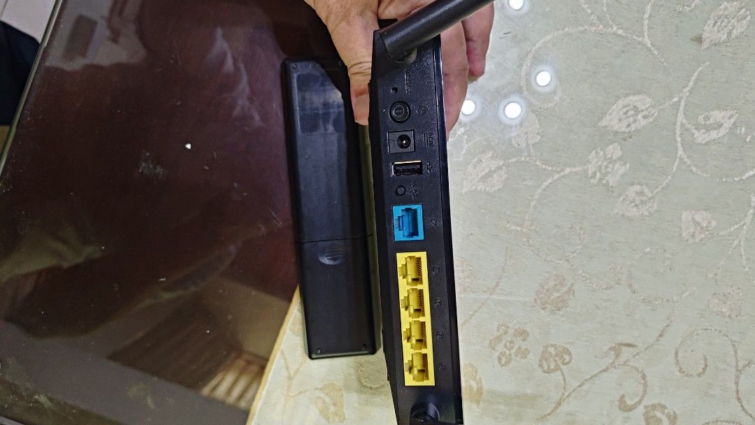 由 chenlijon15846 (刊登 ID 1376287700，圖片 3) 提交，位於 台北市 (Taipei) 的 網路分享器 ASUS Ac750 dual Band 二手便宜賣出 (類別：Wifi及上網相關產品)，說明：使用多年（大概有三四年了） 但 幾乎都是輕度使用 拿來連結電腦與QNAP NAS , 連網際網路都沒有使用(家人改用手機分享連網) 整體穩定度都還算不錯 適合給在寢室內架wifi的朋友使用 該機器也能透過android手機分享4G/5G來連接到分享器（透過後面的USB) 期待有緣人。