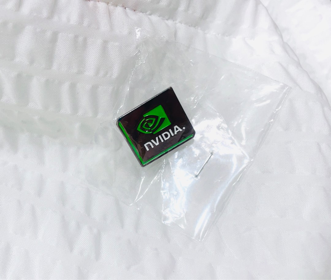輝達胸章 nvidia 徽章 黃仁勳 徽章電腦展徽章 nvidia pin, 電腦及科技產品, 電腦周邊產品, 其他電腦及電子周邊產品在旋轉拍賣