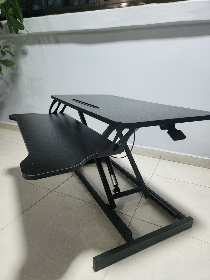 Adjustable computer table65075296211842111