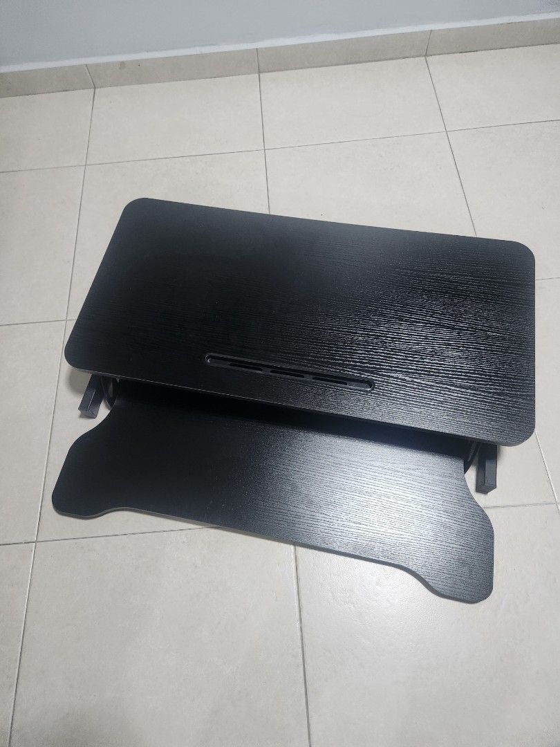 Adjustable computer table65075296211842110