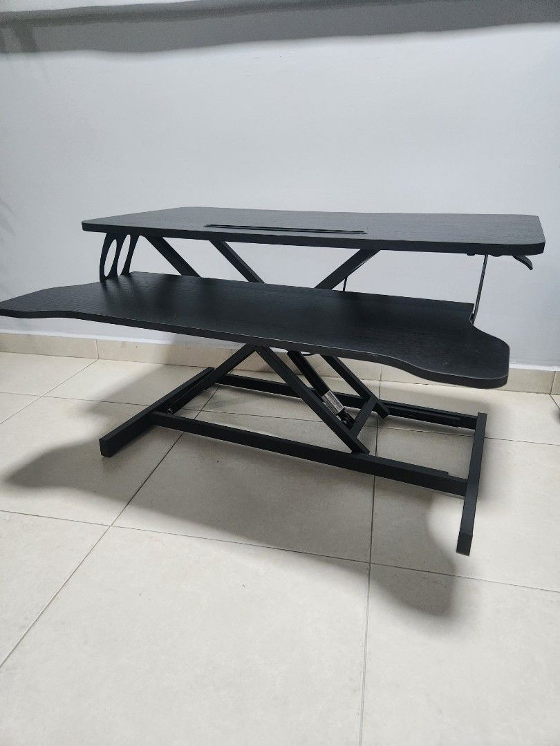 Adjustable computer table65075296211842112