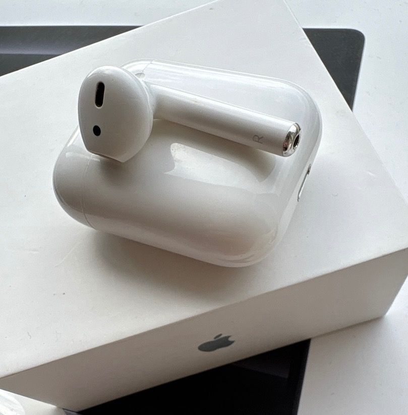 由 jojoann_ (刊登 ID 1376359515，圖片 1) 提交，位於 台北市 (Taipei) 的 AirPods 2 右耳 A2031 一隻 + 充電盒 原廠正品 台北面交優先 (類別：耳機)，說明：1.AirPods 2 A2031 右耳 $950 2.AirPods 2 充電盒 A1602 總共有三個！可單買 以上皆為Apple 原廠正品一起買價格皆可議 更便宜 台北東區/永和頂溪捷運站 雙北皆可面交 感恩😇 。