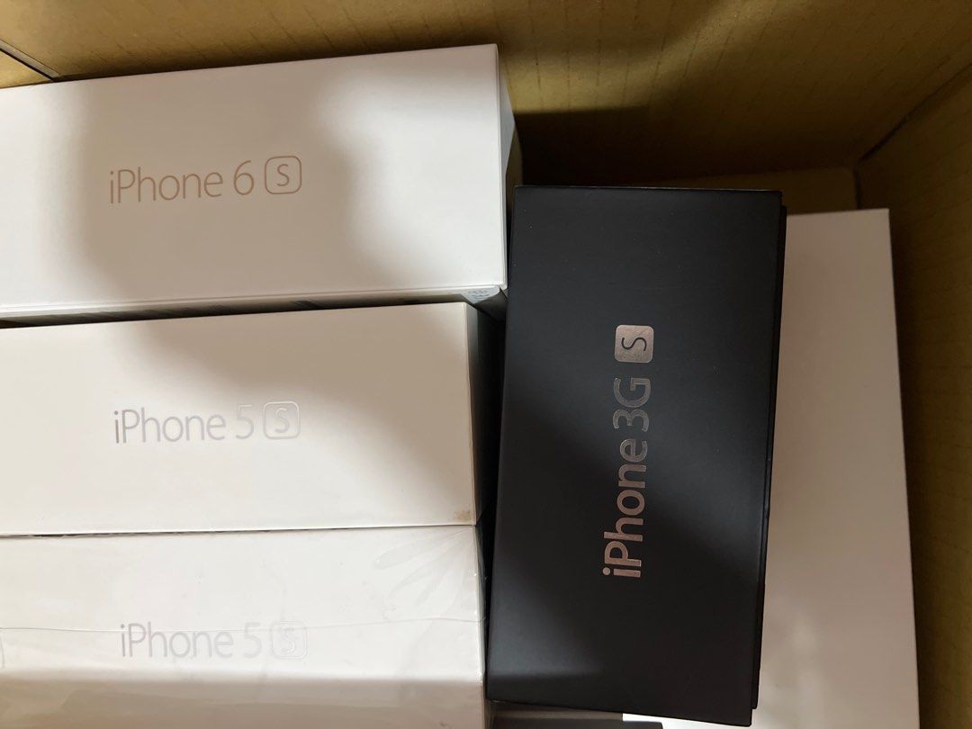 Apple iPhone iPad MacBook boxes (Category: Other Accessories) located in Singapore. Submitted by deuce12 (Listing ID 1376314616, Image 2). Description: I have empty product boxes for many Apple products, ranging from MacBook to iPhone and iPad NOTE: NOT ALL IS SHOWN IN IMAGE (I have newer models) Condition is good these boxes have little to no dents or scratches, and some still have the plastic wrapping over it Enquire if interested, each box $4 