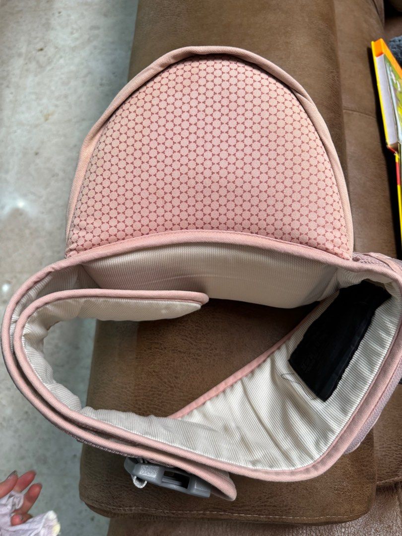 Baby hip sitter (Category: Carriers & Slings) located in Singapore. Submitted by seaweedhat (Listing ID 1376347835, Image 1). Description: .