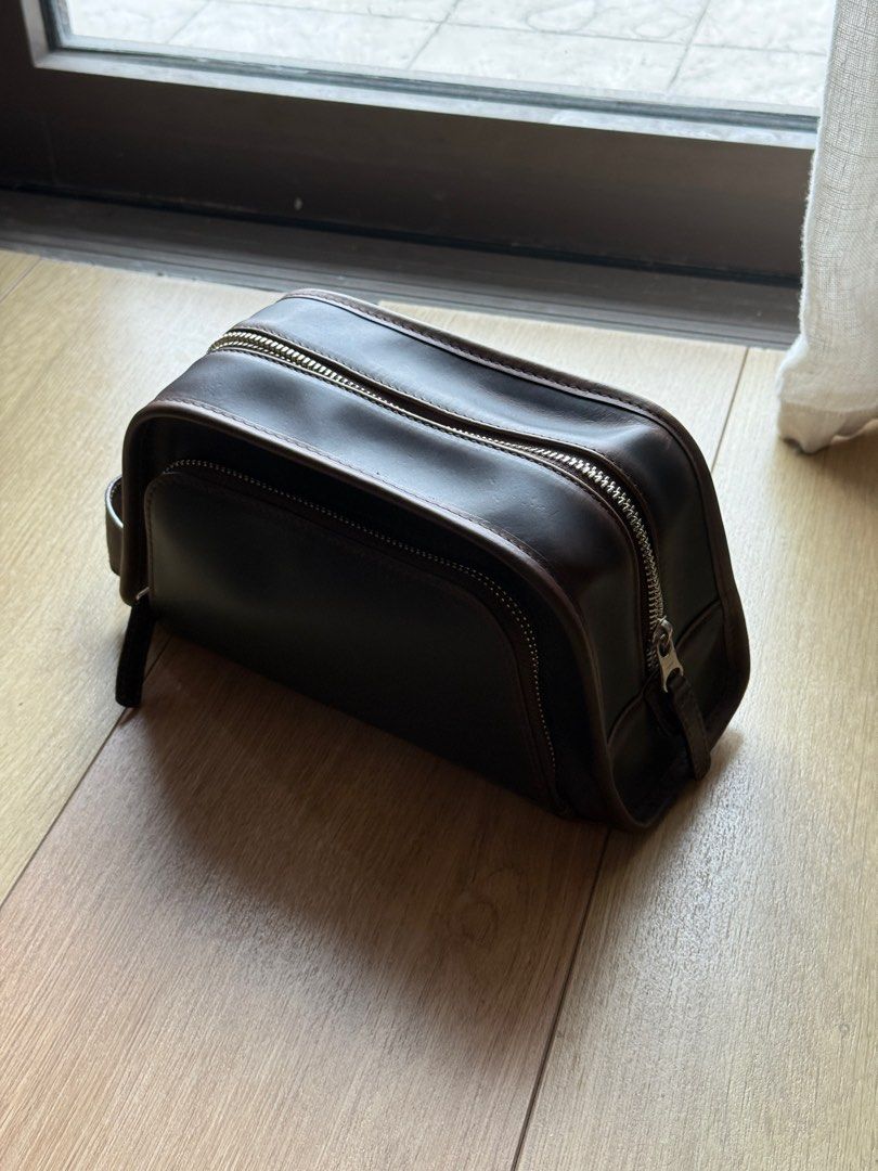 Beckett Simonon Nieto Dopp Kit Brown (Category: Belt bags, Clutches and Pouches) located in Makati City. Submitted by boiledspam (Listing ID 1376316999, Image 1). Description: Genuine full grain brown learher, hand wax finish. Purchased from Beckett Simonon website for about 10k with shipping. Never got to use it..