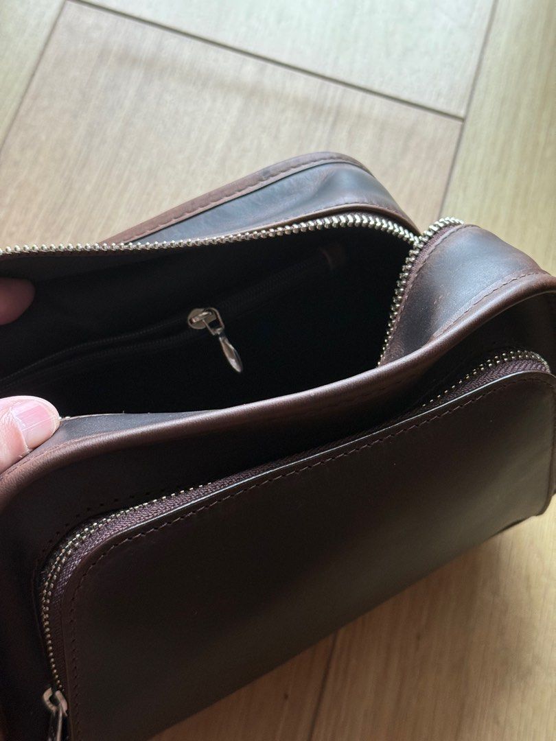 Beckett Simonon Nieto Dopp Kit Brown (Category: Belt bags, Clutches and Pouches) located in Makati City. Submitted by boiledspam (Listing ID 1376316999, Image 3). Description: Genuine full grain brown learher, hand wax finish. Purchased from Beckett Simonon website for about 10k with shipping. Never got to use it..