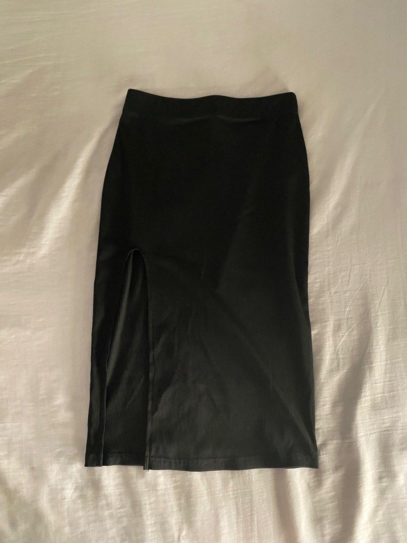 black midi slit skirt (Category: Skirts) located in Bocaue. Submitted by cleodeclutters (Listing ID 1376267105, Image 1). Description: ☆ stretchable material ☆ (in inches) length 23.8, waist 24.4, hip 29.9 mop : gcash, maya, bdo mod : j&t, flash express, lalamove message for more details & inquiries ➔ payment first ➔ strictly no return & refund.