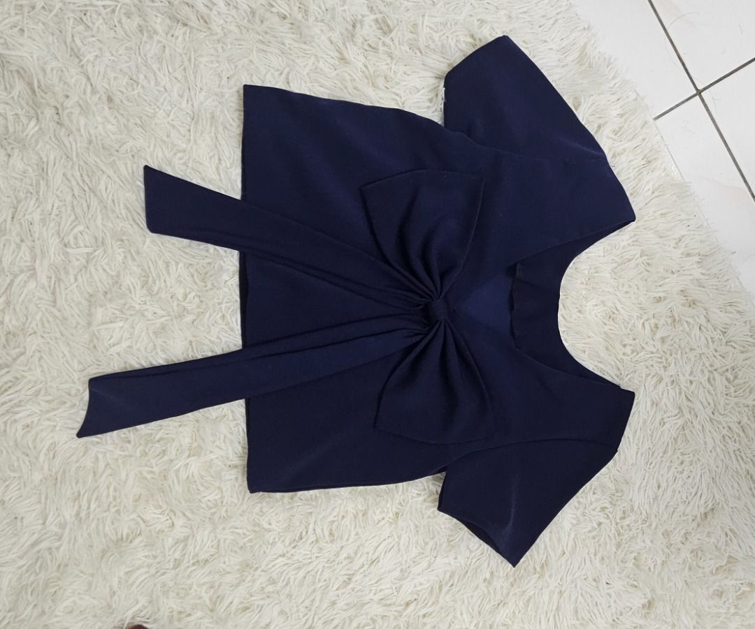 Blue blouse (Category: Shirts) located in Kuala Lumpur. Submitted by ying.csy (Listing ID 1376347662, Image 1). Description: Plain front , bow at the back with lower cutting .