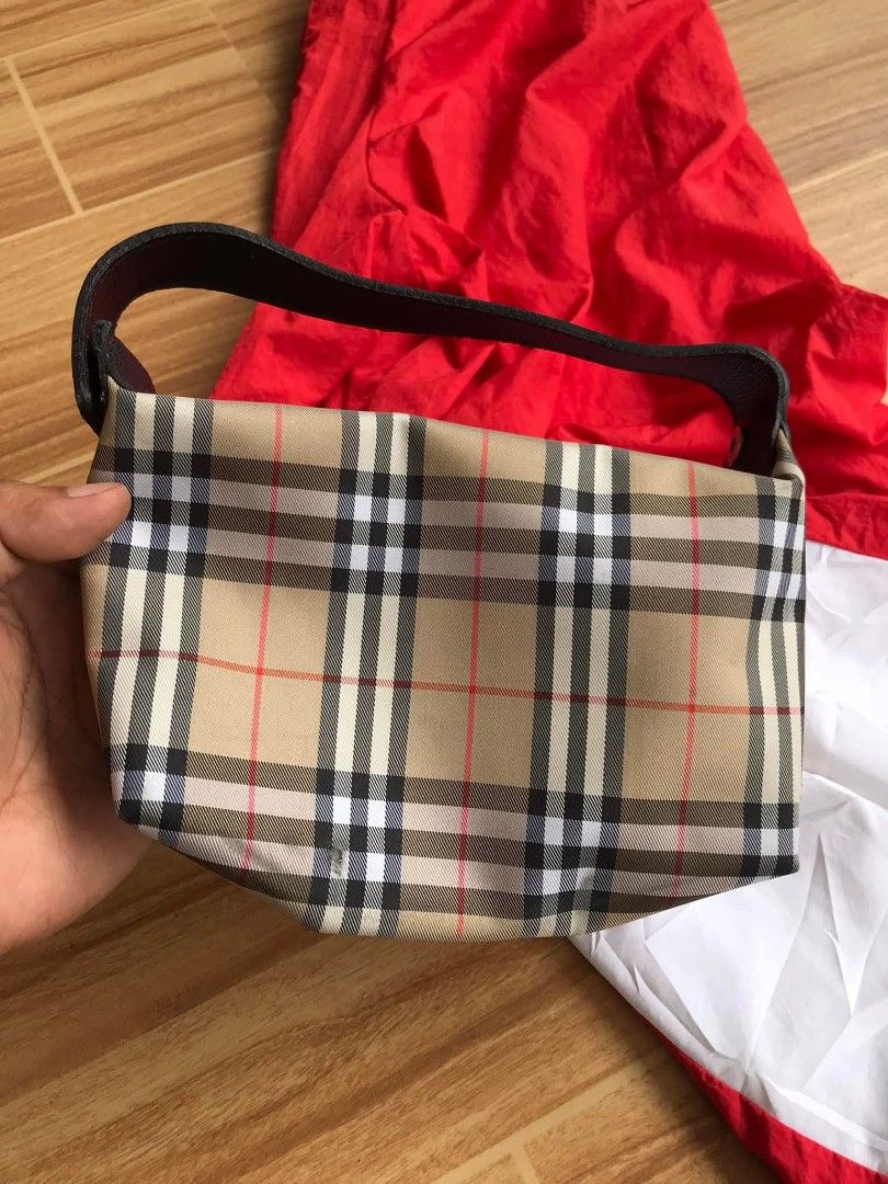Burberry mini hand bag😍 (Category: Luxury Bags & Wallets) located in Bislig. Submitted by chrispril (Listing ID 1376310330, Image 2). Description: Burberry mini hand bag😍 Baka may gusto Dyan na lahat Ng details 📩📩.