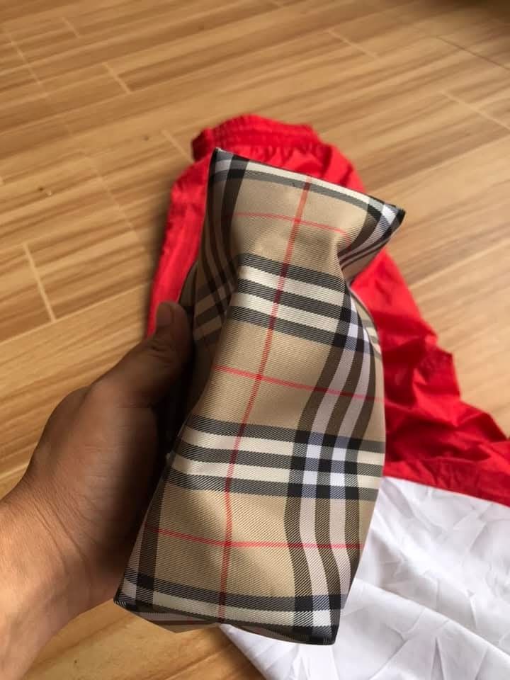 Burberry mini hand bag😍 (Category: Luxury Bags & Wallets) located in Bislig. Submitted by chrispril (Listing ID 1376310330, Image 3). Description: Burberry mini hand bag😍 Baka may gusto Dyan na lahat Ng details 📩📩.
