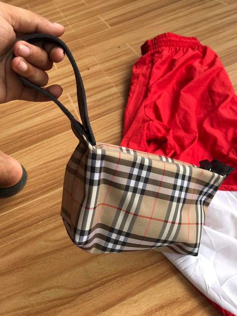Burberry mini hand bag😍 (Category: Luxury Bags & Wallets) located in Bislig. Submitted by chrispril (Listing ID 1376310330, Image 1). Description: Burberry mini hand bag😍 Baka may gusto Dyan na lahat Ng details 📩📩.