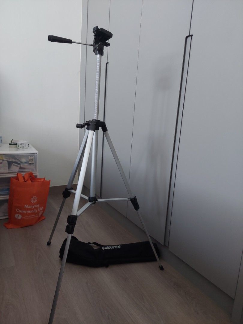Camera accessories - tripod and NiSi air blower62864721274371111