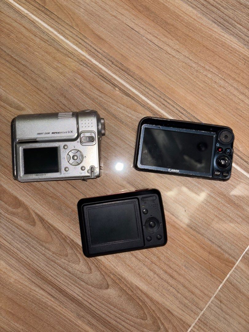 CANON SX210is + two untested (Category: Cameras) located in Lapu Lapu. Submitted by amnavarro (Listing ID 1376262954, Image 2). Description: ₱3,500 + sf for 3 cameras 2 untested & 1 working CANON SX210 is - 14.1 mp - 14x optical zoom - body condition: 6/10 - issues: black LCD (see last photo) but can still take photos + medyo hazy output SONY F88 - 5.1 mp - untested GE C1033 - 10mp - untested.