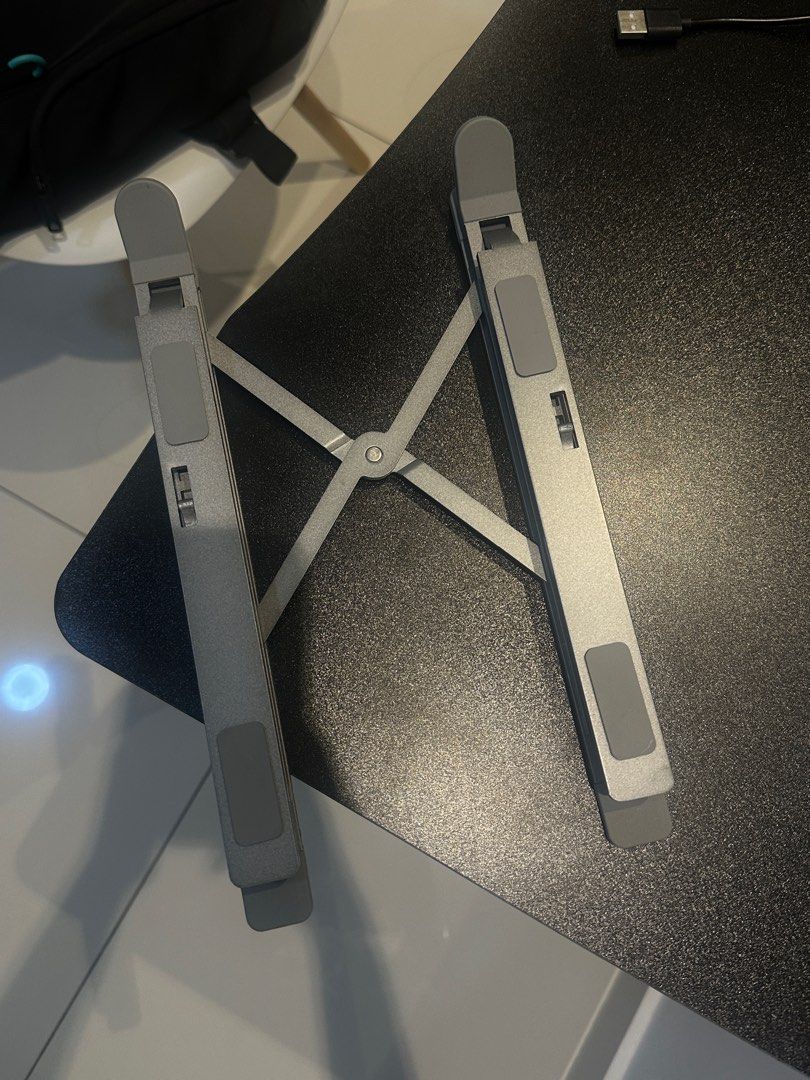 Computer Stand (Category: Computer Parts) located in Melaka Tengah. Submitted by qlxxiuling (Listing ID 1376283127, Image 2). Description: very good quality All in good condition，like NEW🔥 0riginal price RM50.