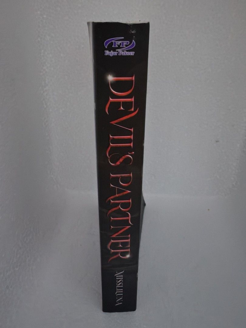 DEVIL'S PARTNER (Category: Storybooks) located in Pekan. Submitted by zz8475 (Listing ID 1376420449, Image 3). Description: "Devil's Partner" oleh Missliluna mengisahkan tentang tiga dalang utama dalam satu permainan, masing-masing dengan matlamat yang sama tetapi strategi yang berbeza. Persoalannya, mampukah pengkhianatan terbongkar dalam situasi ini? Novel ini juga menyentuh tentang bahaya yang mengintai Amra Khayra di mana-mana, dan sama ada A