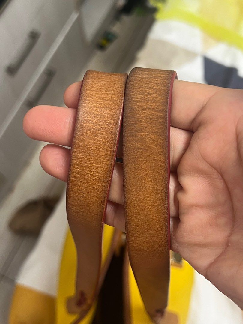 Dooney and Bourke 💯 % leather tote bag (Category: Tote Bags) located in Muntinlupa City. Submitted by ababrl (Listing ID 1376255771, Image 3). Description: Authentic and 💯 % or your money back guarantee. Issue small Slight pen mark on the pic Rfs : migrating.