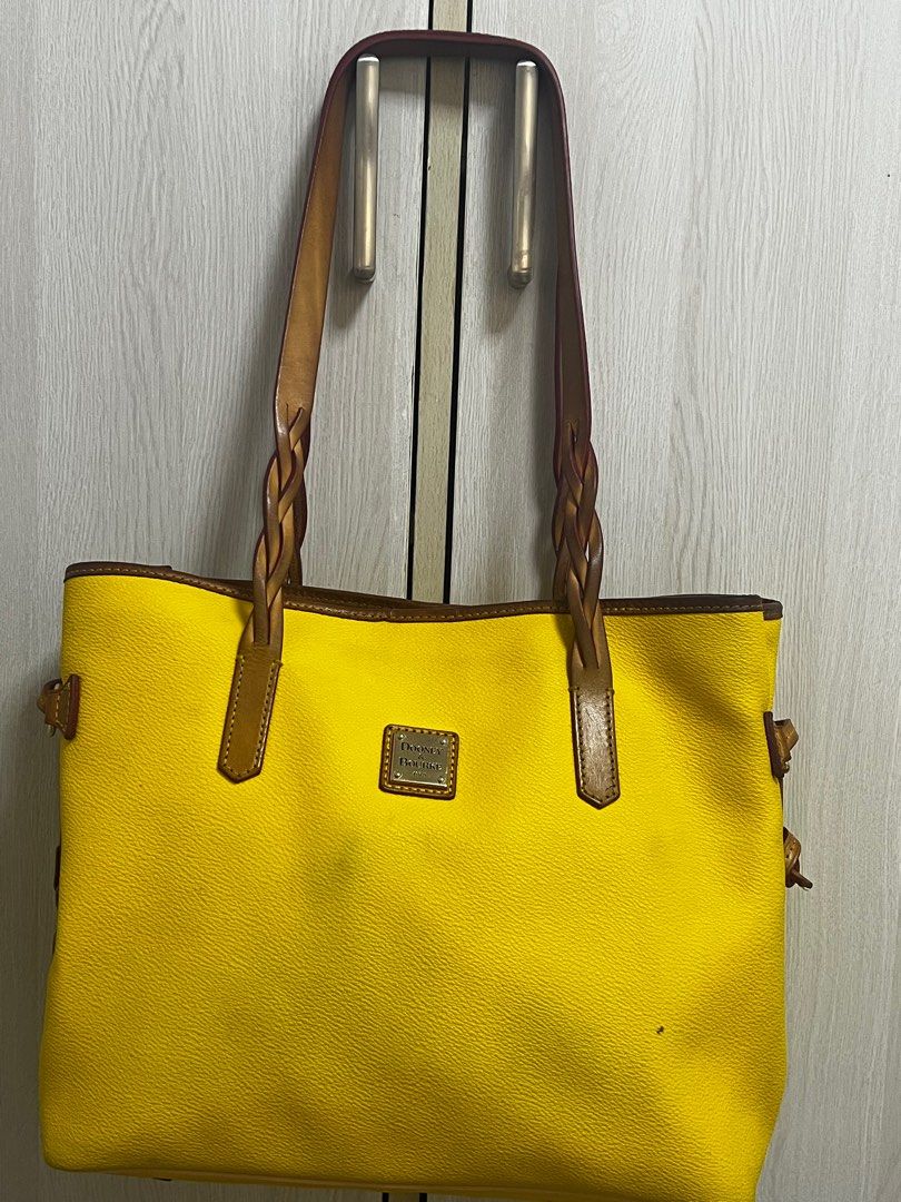 Dooney and Bourke 💯 % leather tote bag (Category: Tote Bags) located in Muntinlupa City. Submitted by ababrl (Listing ID 1376255771, Image 1). Description: Authentic and 💯 % or your money back guarantee. Issue small Slight pen mark on the pic Rfs : migrating.
