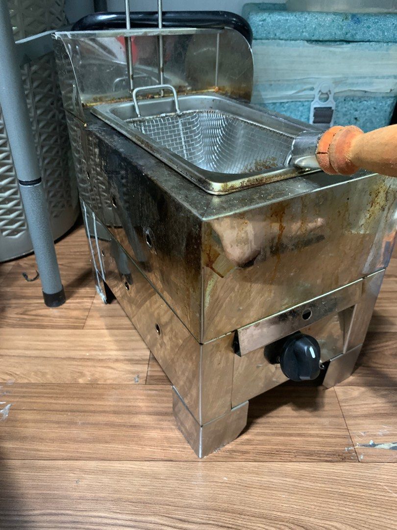 Gas deep fryer (Category: Cookware & Accessories) located in Quezon City. Submitted by kaivree (Listing ID 1376347714, Image 2). Description: no issue madumi lang.
