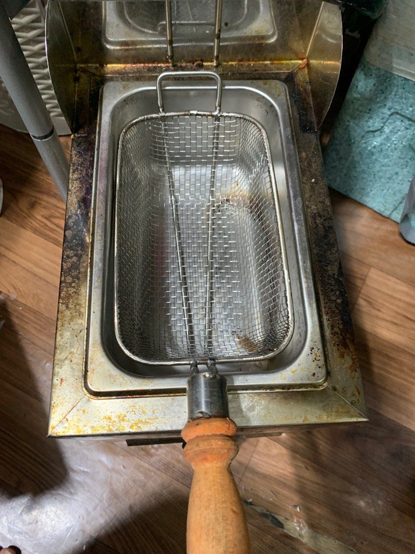 Gas deep fryer (Category: Cookware & Accessories) located in Quezon City. Submitted by kaivree (Listing ID 1376347714, Image 3). Description: no issue madumi lang.