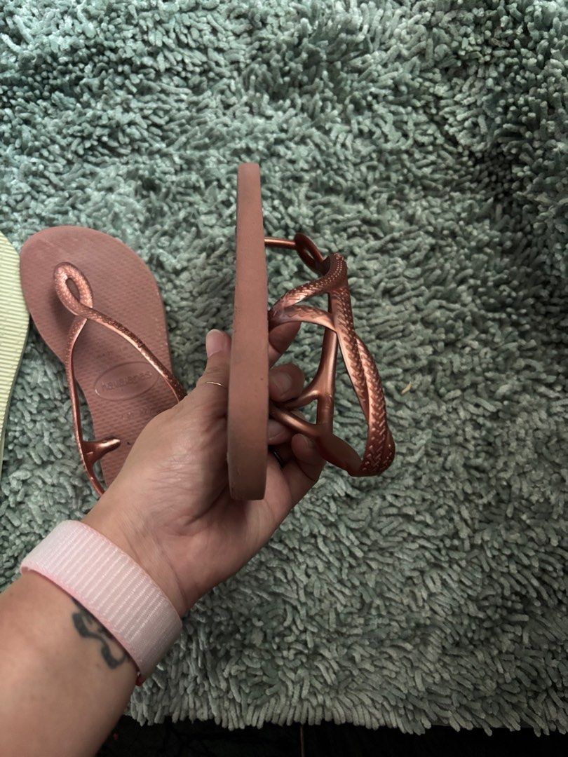 Havaianas Luna girls (Category: Babies & Kids Fashion) located in Singapore. Submitted by louloutongtong2025 (Listing ID 1376333377, Image 2). Description: Eur Size 33-34 Around 8 years old kid.