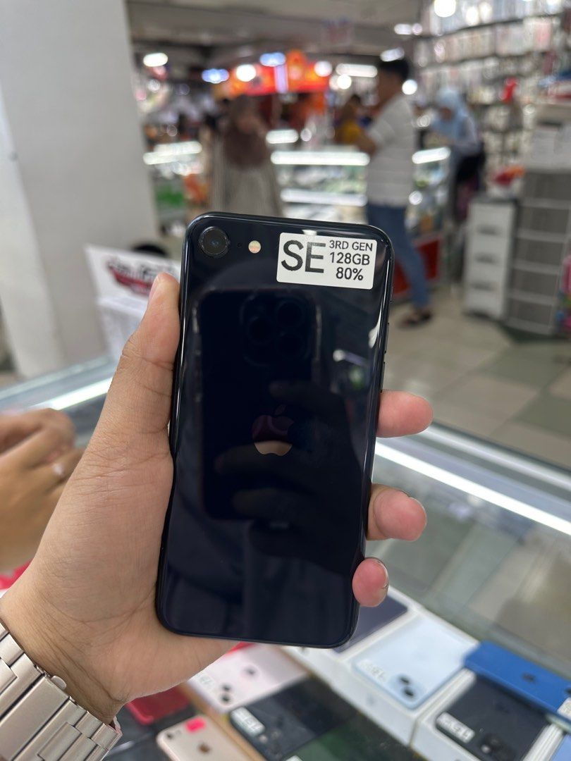 iPhone SE 128GB 3RD Gen No Issue Openline Secondhand (Category: iPhone SE Series) located in Pasig City. Submitted by FarAndRayShop (Listing ID 1376393581, Image 1). Description: OPEN FOR SWAP/SELLING/BUYING (RFS: Buy and Sell) Price: 11,499 iPhone SE 3RD GEN 128GB •FACTORY UNLOCK •NO HIDDEN ISSUES •TEST TO SAWA •Authentic Phone Physical store in Greenhills Shopping Center XC-07 Stall Number Look For Rayray Or Anika NO CASH INSTALLMENT We are ope