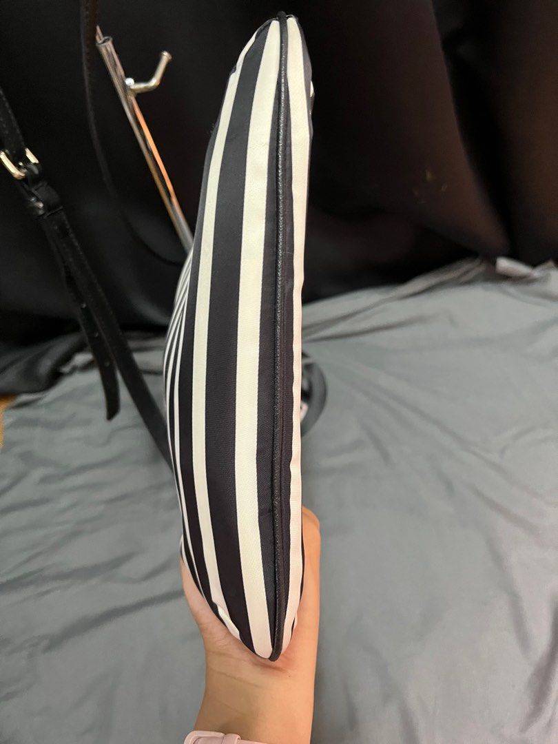 Kate Spade Sling bag (Category: Luxury Bags & Wallets) located in Dagupan City. Submitted by handpickedcollection_ (Listing ID 1376317945, Image 3). Description: Kate spade Sling bag ☑️With tag ☑️Authentic ☑️Ykk zip ☑️No issue. Brand new condition ❌NO WW 👜Preloved From Japan BOX.