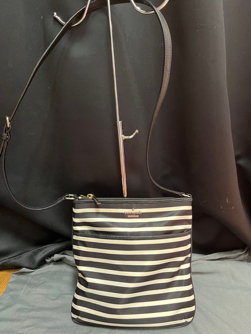 Kate Spade Sling bag (Category: Luxury Bags & Wallets) located in Dagupan City. Submitted by handpickedcollection_ (Listing ID 1376317945, Image 1). Description: Kate spade Sling bag ☑️With tag ☑️Authentic ☑️Ykk zip ☑️No issue. Brand new condition ❌NO WW 👜Preloved From Japan BOX.