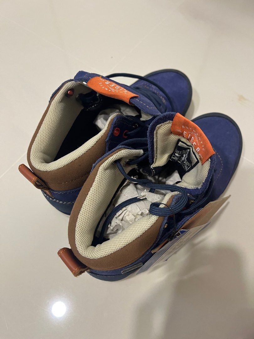 Kids shoes (Category: Babies & Kids Fashion) located in Singapore. Submitted by twodaisies (Listing ID 1376322150, Image 3). Description: Size as per pic. Brand new, no discolouration..