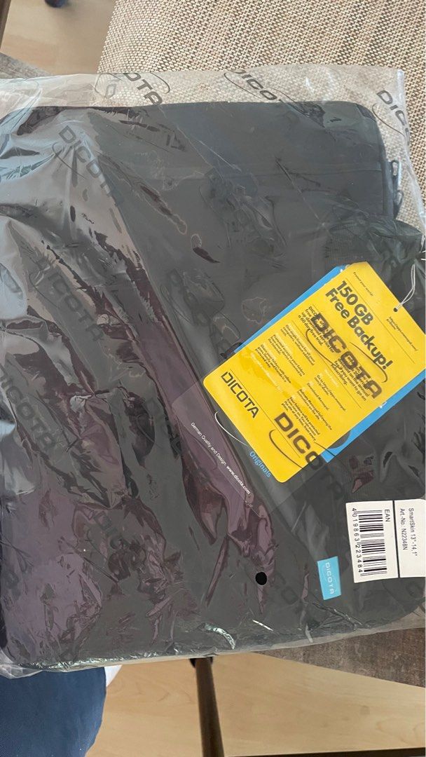 Laptop sling bag for 13 - 14 inches (Category: Laptops & Notebooks) located in Singapore. Submitted by battlelf (Listing ID 1376308583, Image 1). Description: New.