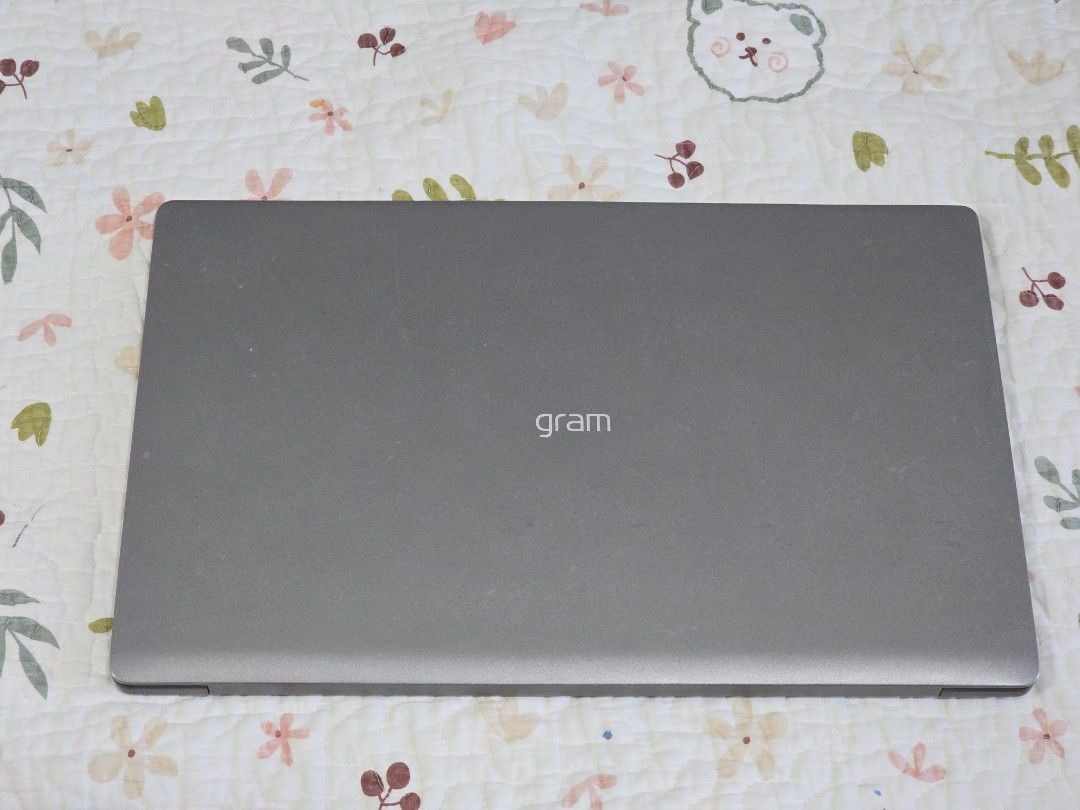 LG Gram 15Z90N-R.AAS8U1 promo!!! (Category: Laptops & Notebooks) located in Singapore. Submitted by ahtom82 (Listing ID 1376219479, Image 1). Description: 15Z90N-R.AAS8U1 Standing screen display size ‎15.6 Inches Screen still in perfect condition, no dead pixels and no discoloration Screen Resolution ‎1920 x 1080 pixels RAM ‎16 GB DDR4 upgraded to 40 GB DDR4!!! Hard Drive Upgraded to 1TB of storage as main drive and another 512GB storage secondar