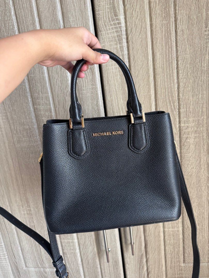 Michael Kors Adelle Messenger Bag / Hand Bag (Category: Luxury Bags & Wallets) located in Cebu City. Submitted by loupreloveddd (Listing ID 1376354194, Image 2). Description: - 100% authentic!! - bought from bagislove.cc in IG for around 7k - with long strap - used few times (~5x) only, nastock lang ng medyo matagal kay may slight na peeling sa corners :(( - see photos for flaws - not really noticeable yung gasgas, and can be sent to bag shops pa