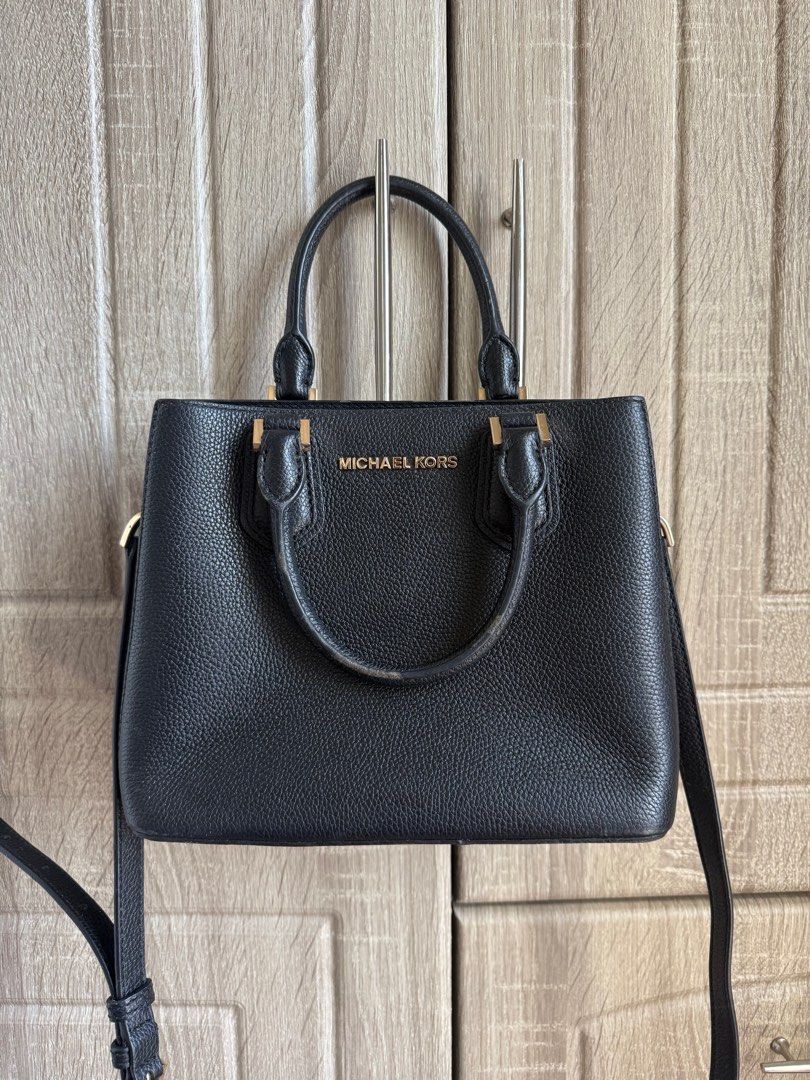 Michael Kors Adelle Messenger Bag / Hand Bag (Category: Luxury Bags & Wallets) located in Cebu City. Submitted by loupreloveddd (Listing ID 1376354194, Image 1). Description: - 100% authentic!! - bought from bagislove.cc in IG for around 7k - with long strap - used few times (~5x) only, nastock lang ng medyo matagal kay may slight na peeling sa corners :(( - see photos for flaws - not really noticeable yung gasgas, and can be sent to bag shops pa