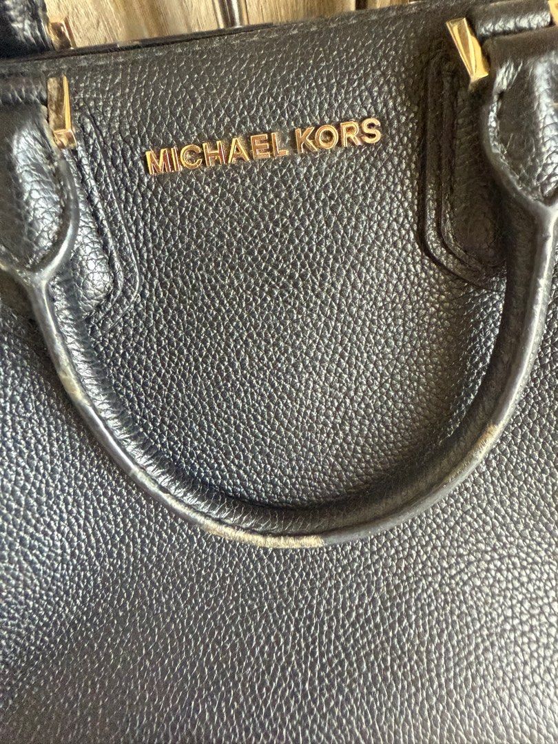 Michael Kors Adelle Messenger Bag / Hand Bag (Category: Luxury Bags & Wallets) located in Cebu City. Submitted by loupreloveddd (Listing ID 1376354194, Image 3). Description: - 100% authentic!! - bought from bagislove.cc in IG for around 7k - with long strap - used few times (~5x) only, nastock lang ng medyo matagal kay may slight na peeling sa corners :(( - see photos for flaws - not really noticeable yung gasgas, and can be sent to bag shops pa