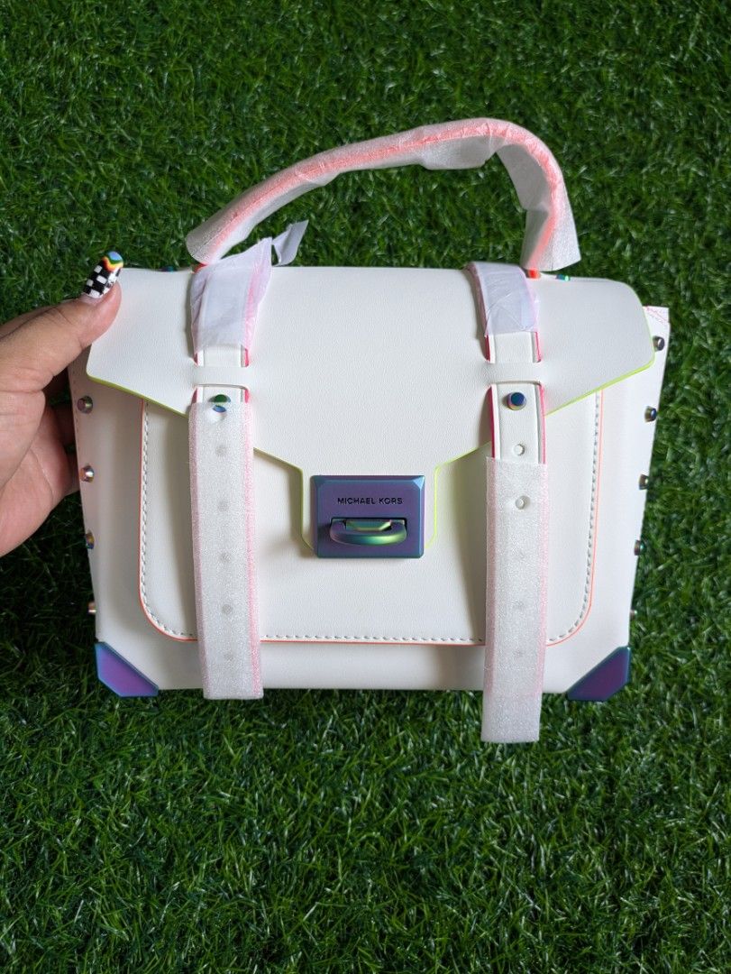 Michael Kors Manhattan Optic White (Category: Luxury Bags & Wallets) located in San Fernando. Submitted by preluxuria_online_shop (Listing ID 1374255928, Image 2). Description: .