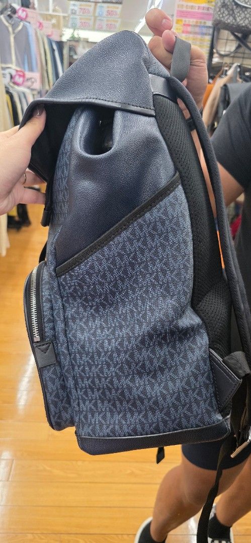 Michael Kors Mens bag (Category: Luxury Bags & Wallets) located in Pasay City. Submitted by casimira22 (Listing ID 1376325715, Image 2). Description: arrival is sa 29 from Japan.